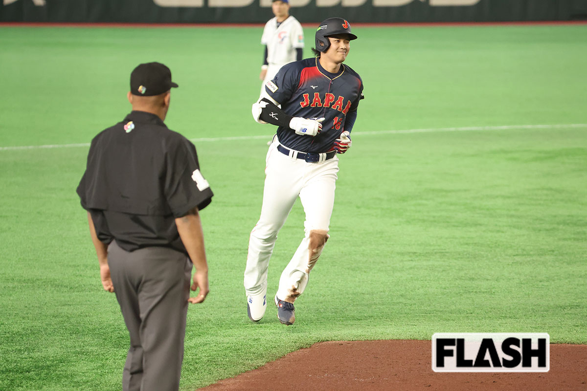 6日、台湾戦で先制となる満塁ホームランを放つと、ベンチに向かって思わずウインク！（写真・桑原 靖）