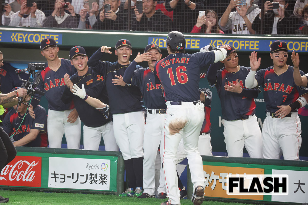 3月6日、北山亘基投手（日本ハム）が考案した“お茶たてポーズ”でナインに迎えられる大谷（写真・桑原 靖）