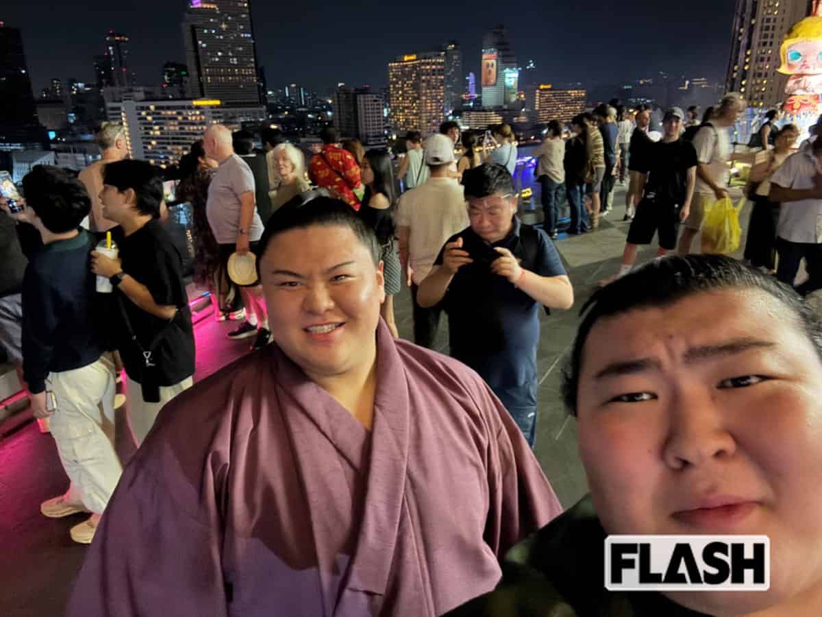 2月中旬に、伊勢ヶ濱部屋の慰安旅行でタイ・バンコクに。満喫する熱海富士（右）と義ノ富士（左）。熱海富士は「カオマンガイが美味しかった」と