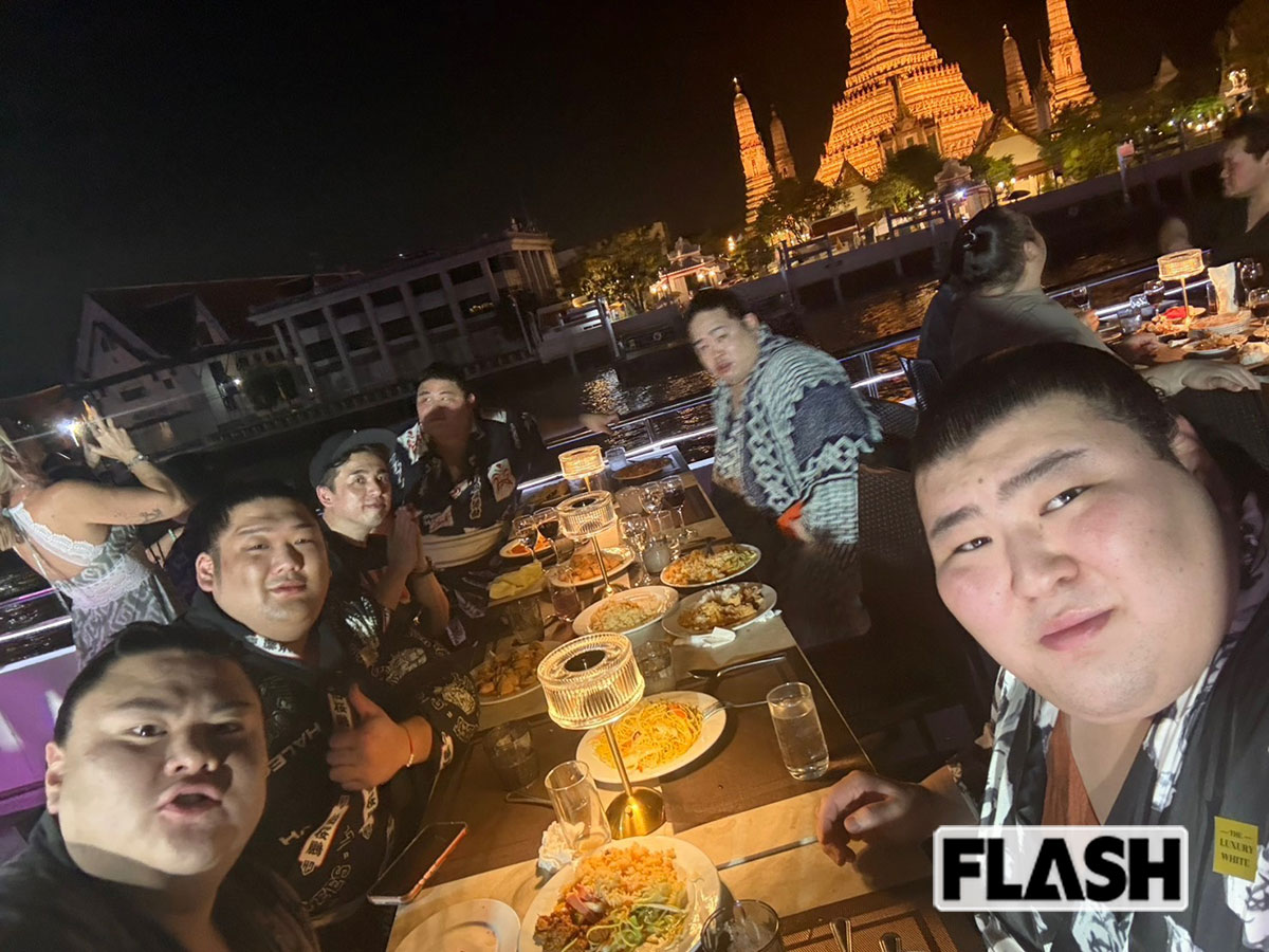 部屋の力士たちとタイのクルージングディナーを楽しむ熱海富士（手前右）と義ノ富士（手前左）