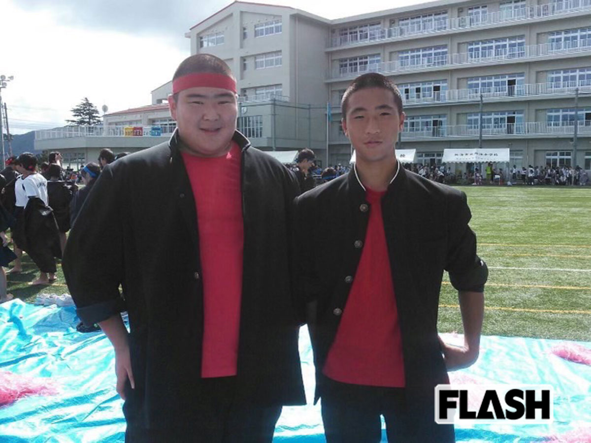 中学2年のとき体育祭で応援団を務めた熱海富士（左）。「優勝して初めて体育祭で泣きました（笑）」