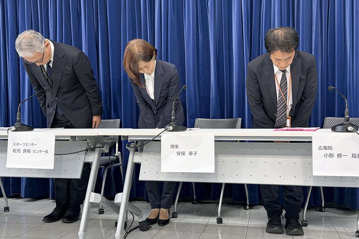 中元健介容疑者の逮捕をめぐり、謝罪をするNHK幹部。視聴者から厳しい目が向けられている（写真・共同通信）