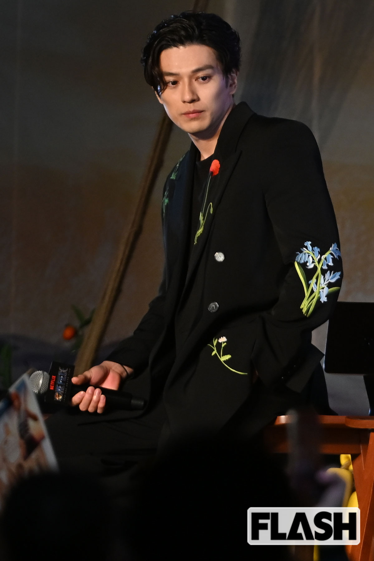 花柄のジャケットを着こなす新田真剣祐