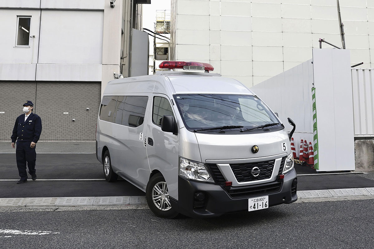 留置施設から送検される羽月被告。その後保釈された。本誌の直撃には謝罪の言葉を語った（写真・共同通信）