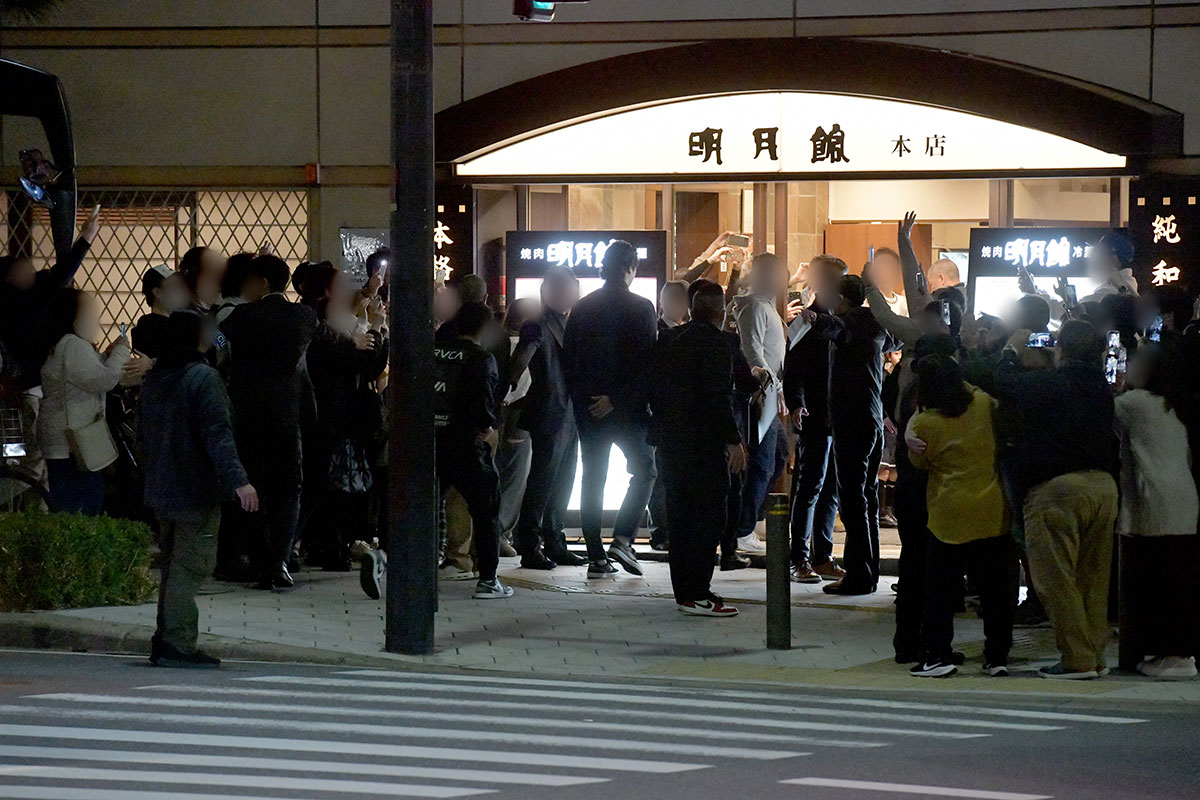 2月26日、スマホを掲げた多くのファンの歓声を浴びながら、『明月館』に入店する大谷翔平