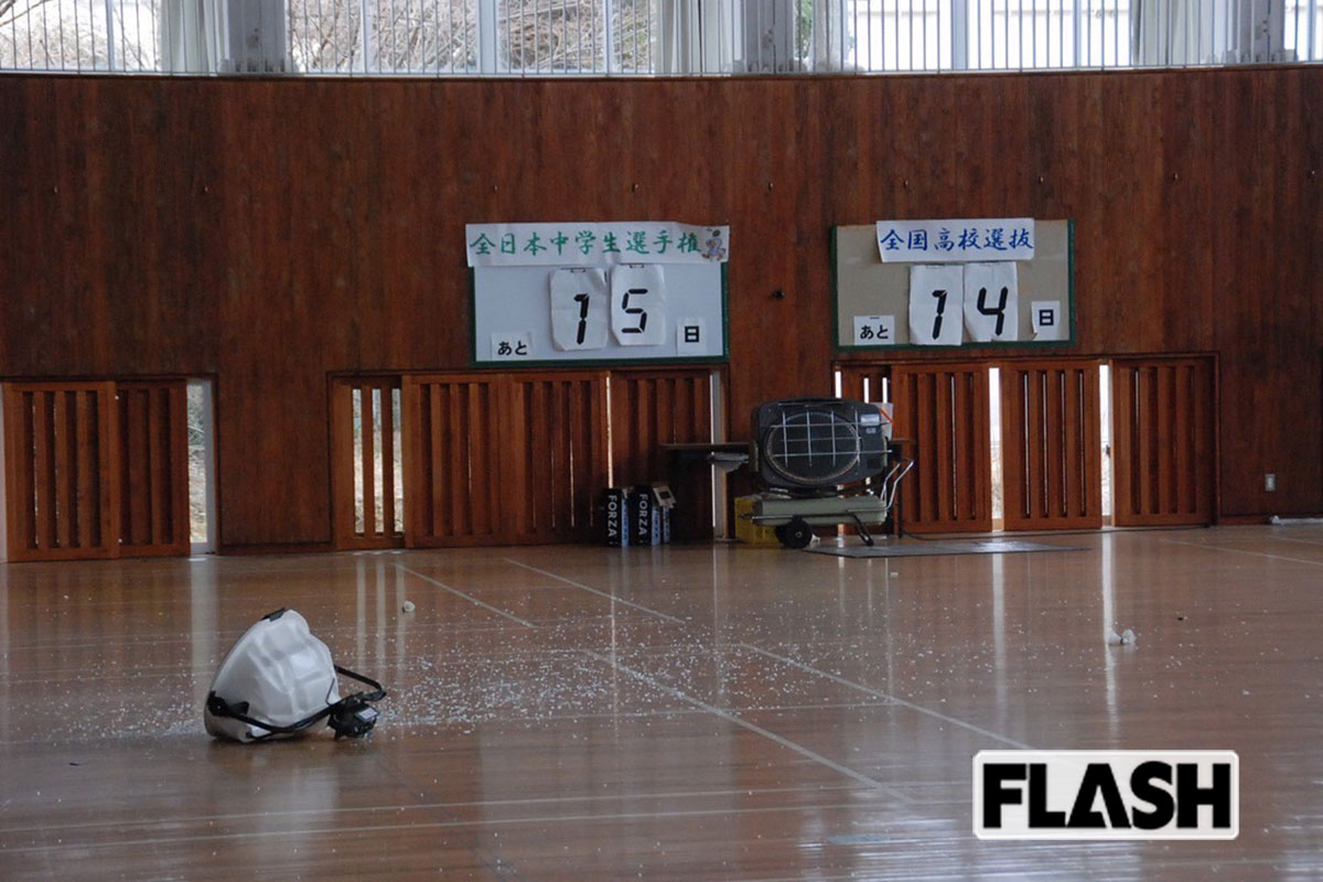 桃田賢斗が練習をしていた富岡高校の体育館では、照明が床に落ち、破片も散乱。全国選抜大会14日前に震災が起きた（写真提供・UDN SPORTS）