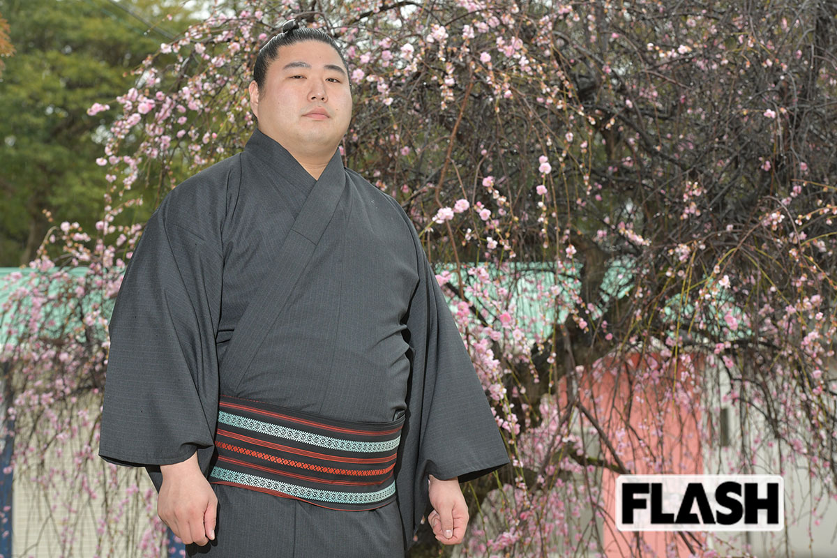 若元春。荒汐部屋が大阪で宿舎を置く大鳥大社（堺市）で（写真・馬詰雅浩）