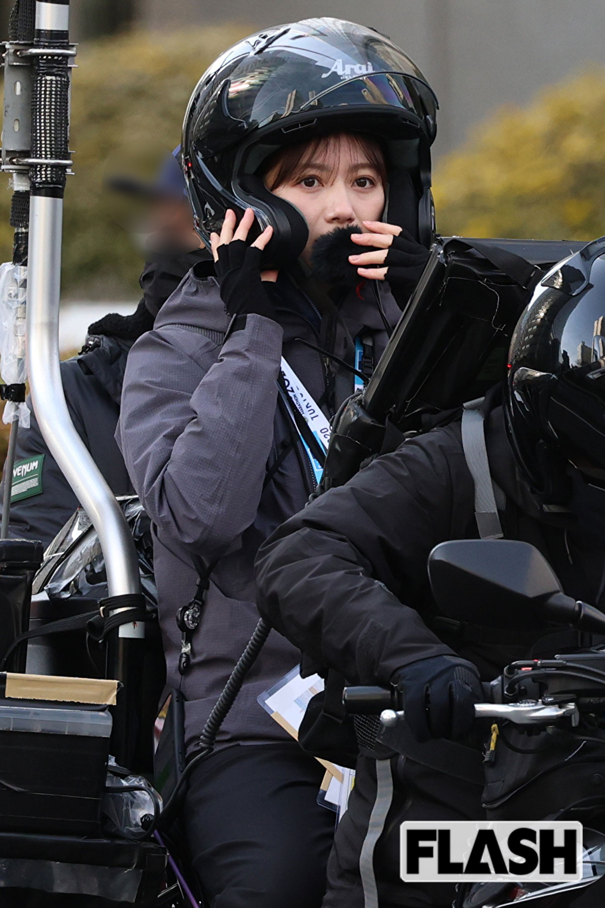 バイクにまたがった石川みなみアナ。ヘルメットをかぶるのに悪戦苦闘していた