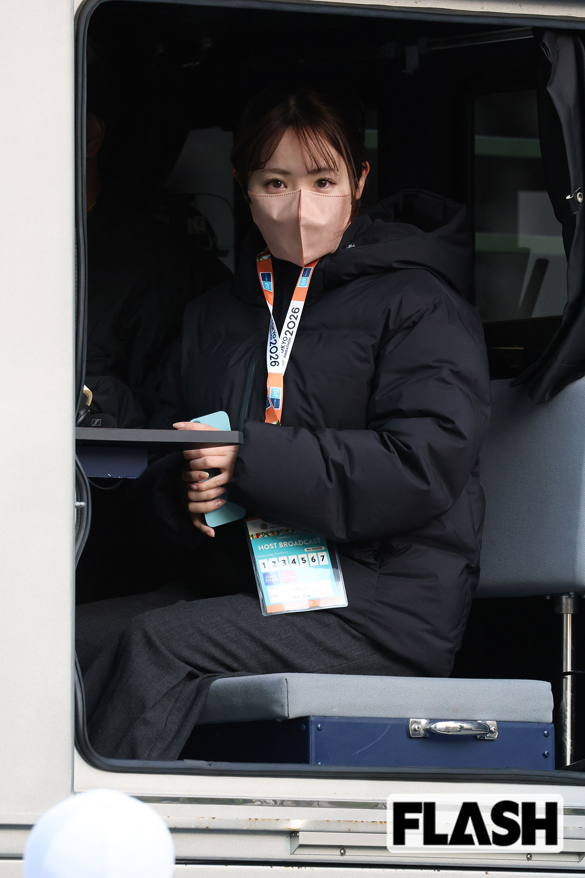 中継車に乗り込む並木雲楓アナ