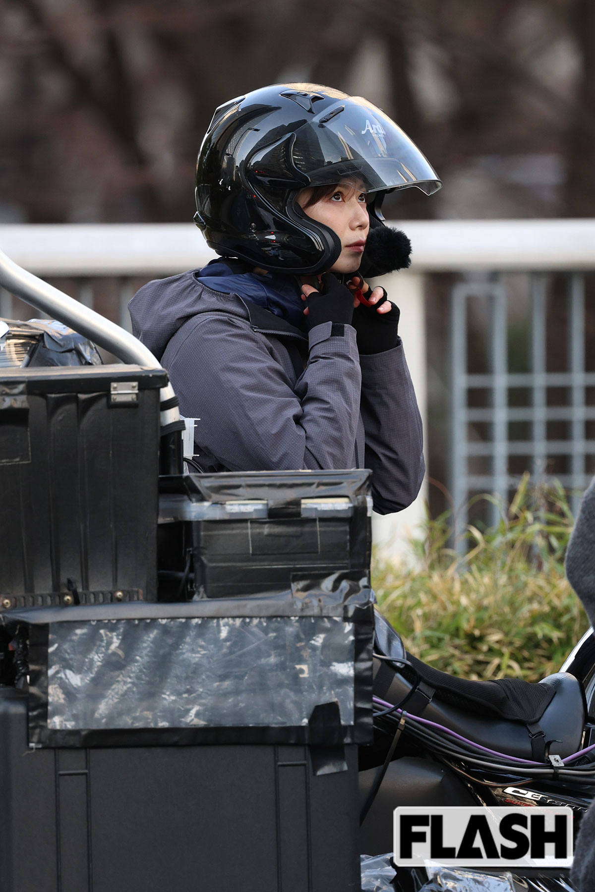 ヘルメットをなんとかかぶる石川みなみアナ