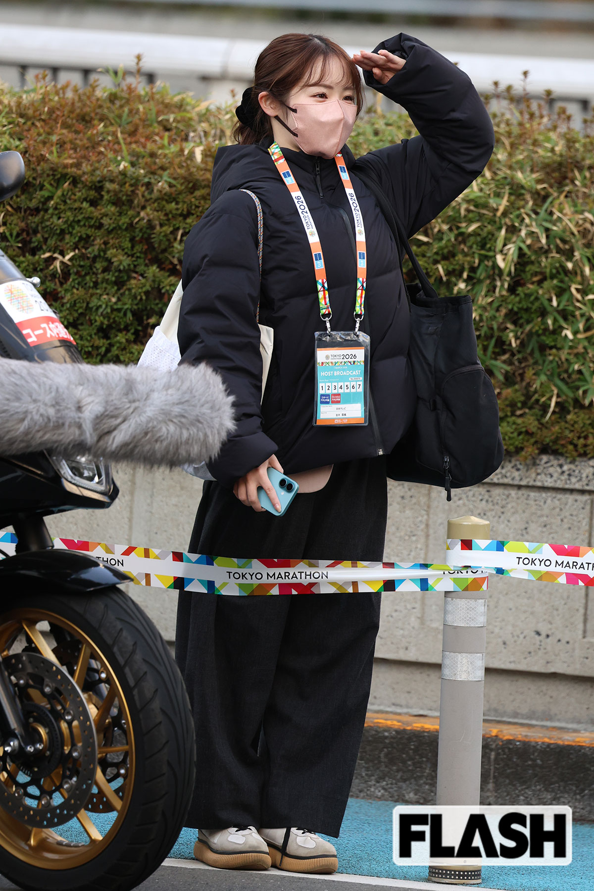 取材するアナを見送る並木雲楓アナ