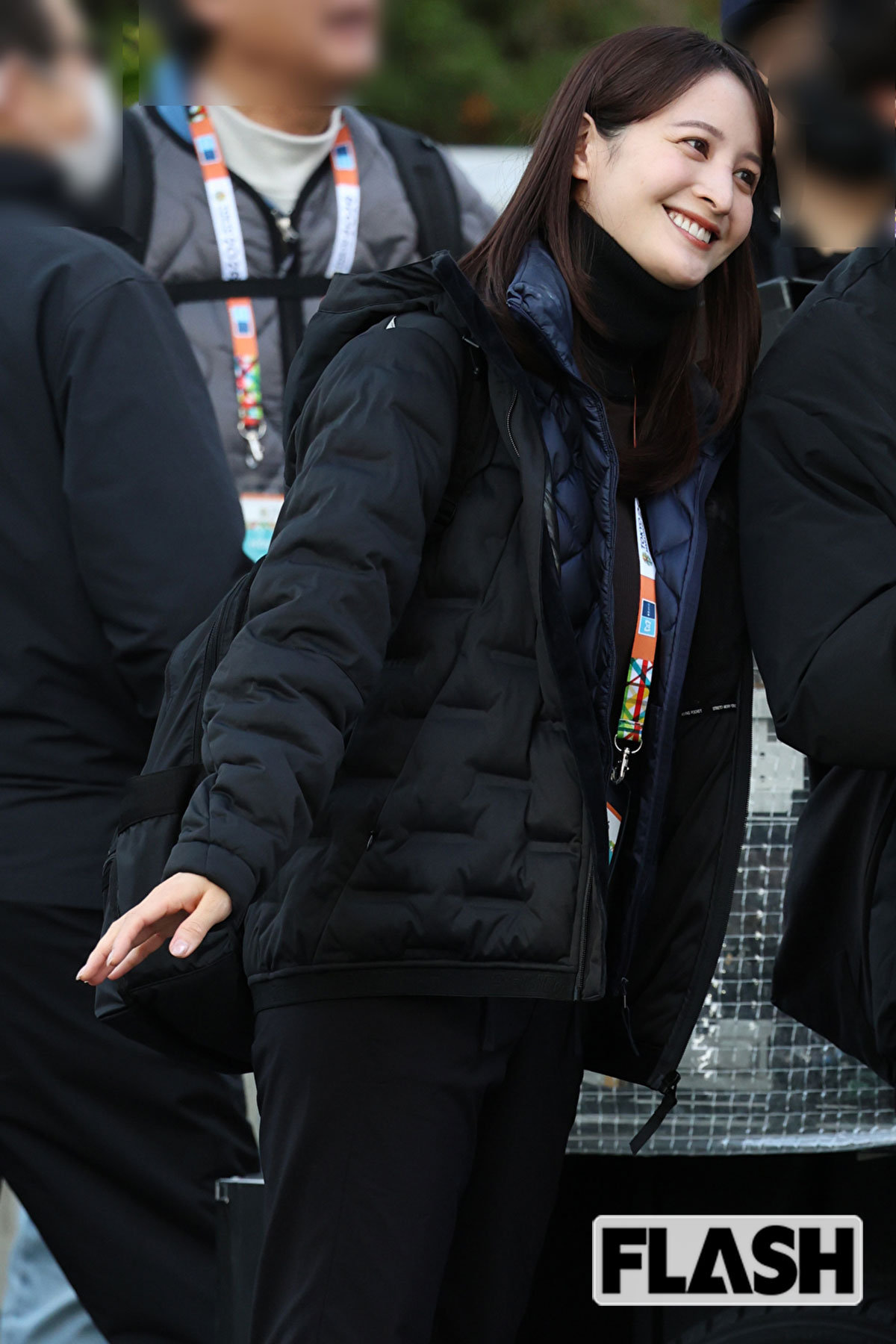 スタッフと打合せをする後呂有紗アナ