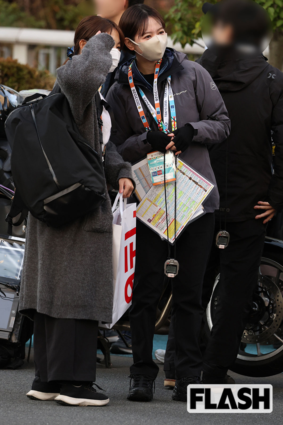 ツーショット写真を撮る石川みなみアナと五十嵐井にいかアナ