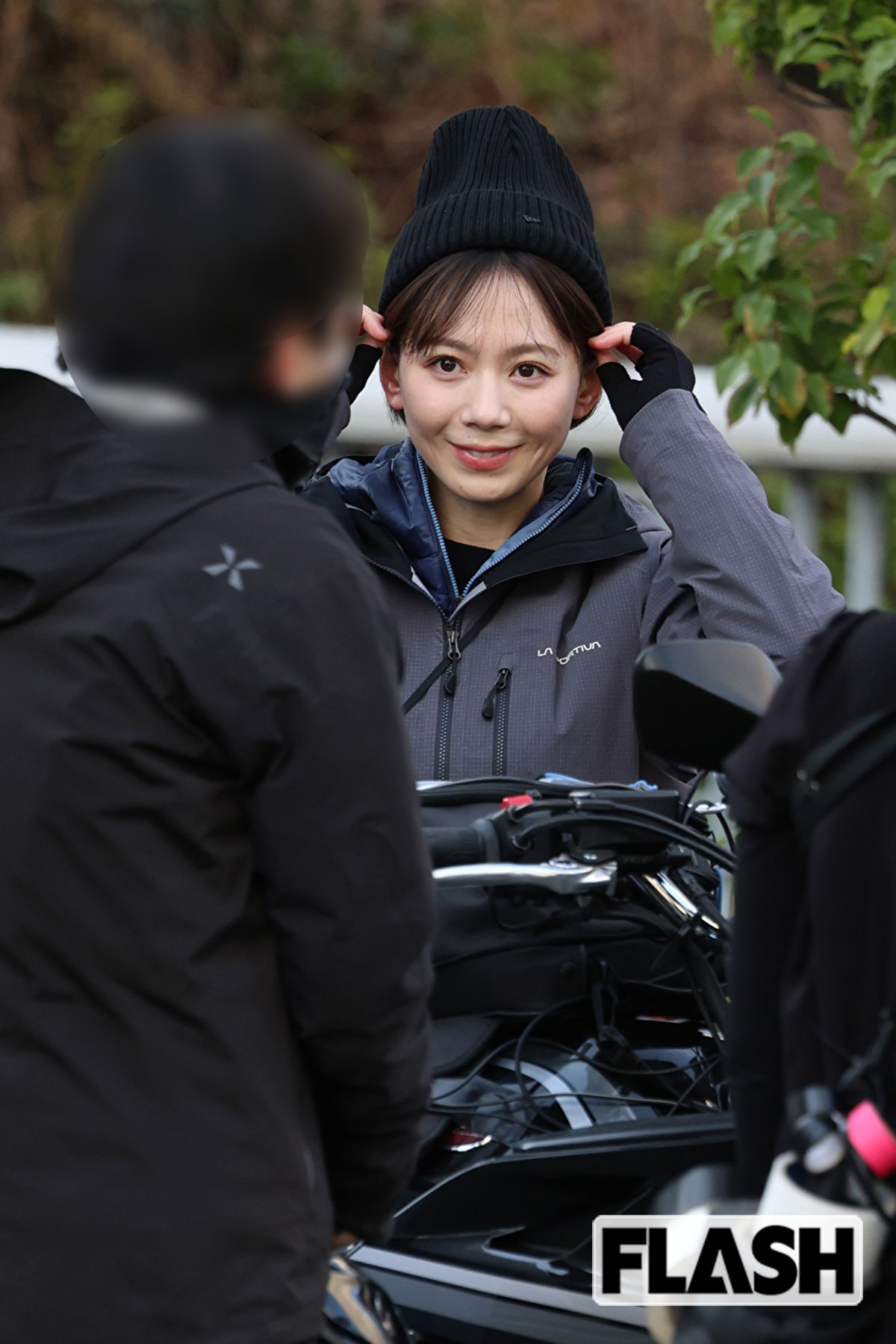 ヘルメットをかぶる準備をする石川みなみアナ