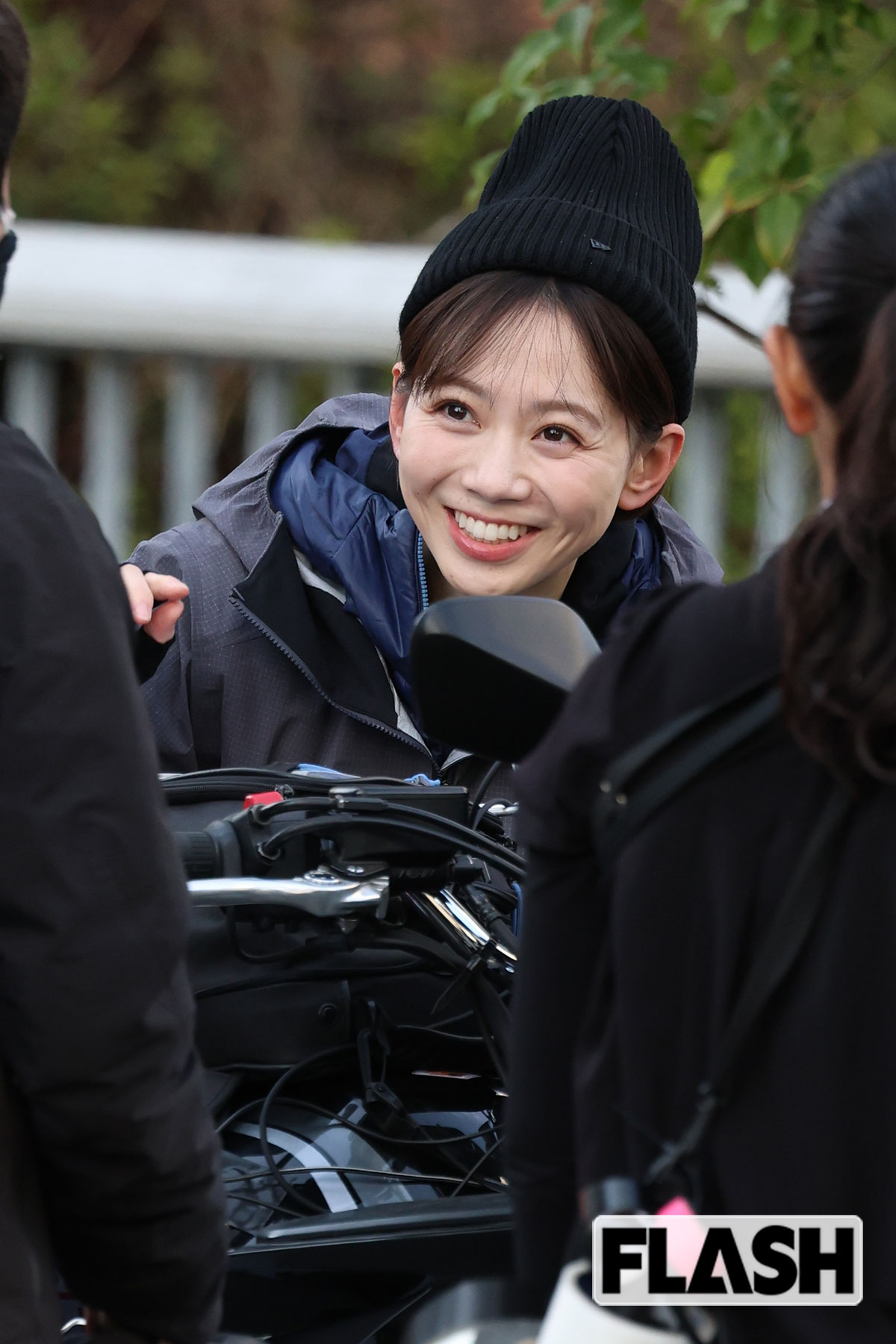 スタッフと雑談をする石川みなみアナ