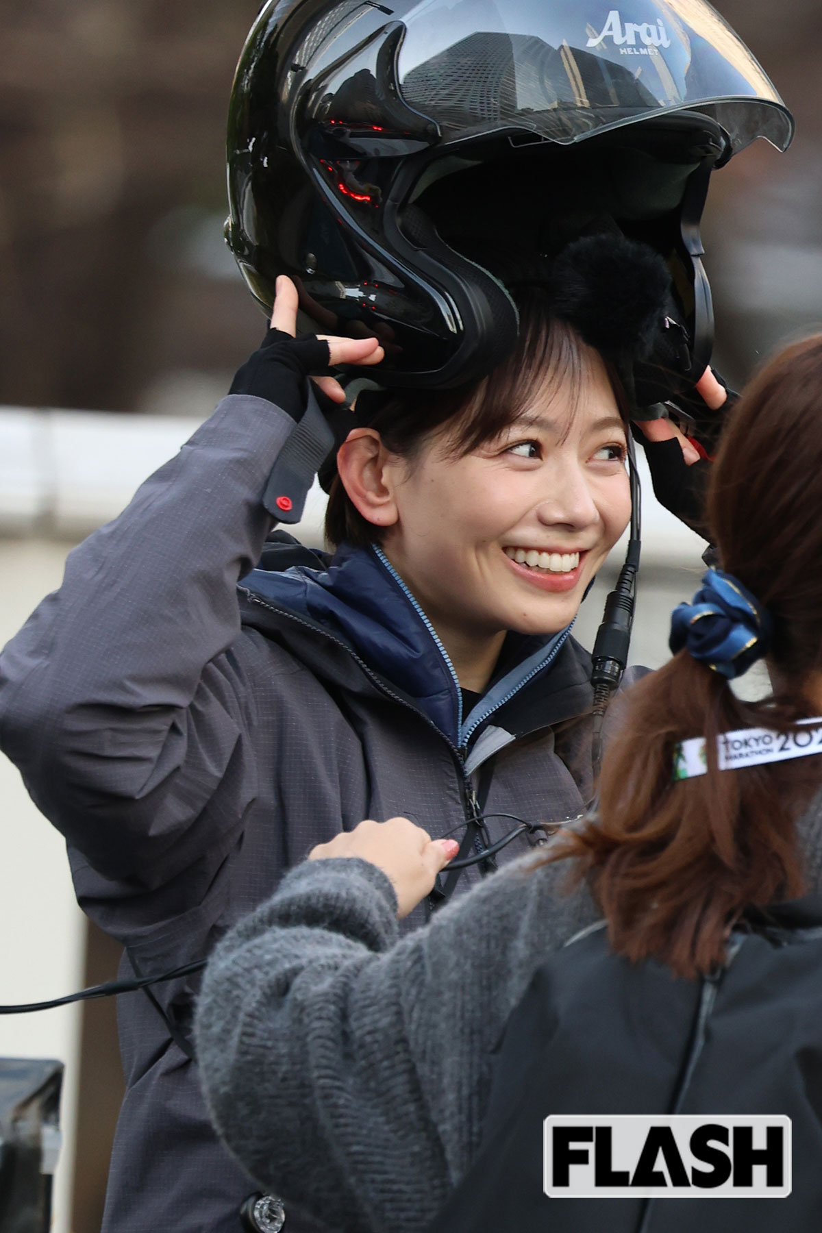 なかなかヘルメットをかぶれない石川みなみアナ