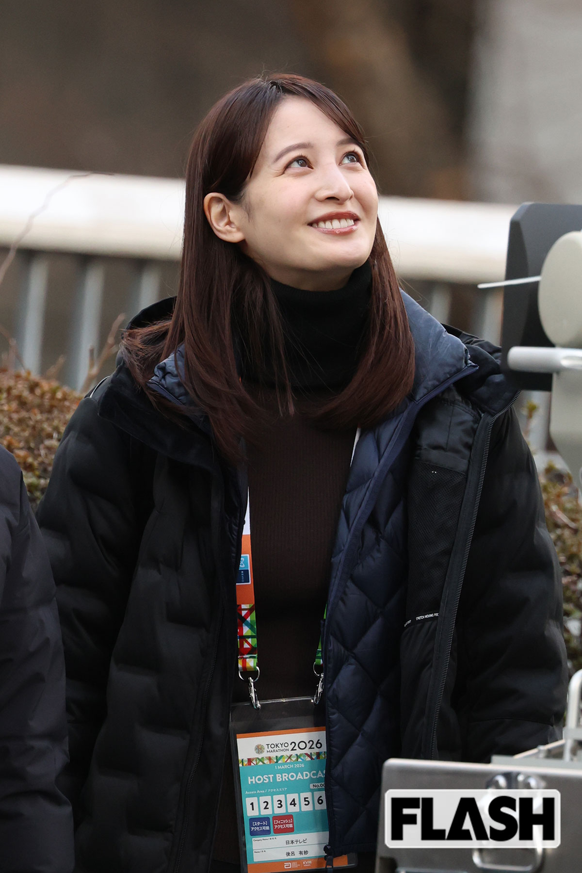 上を見上げる後呂有紗アナ