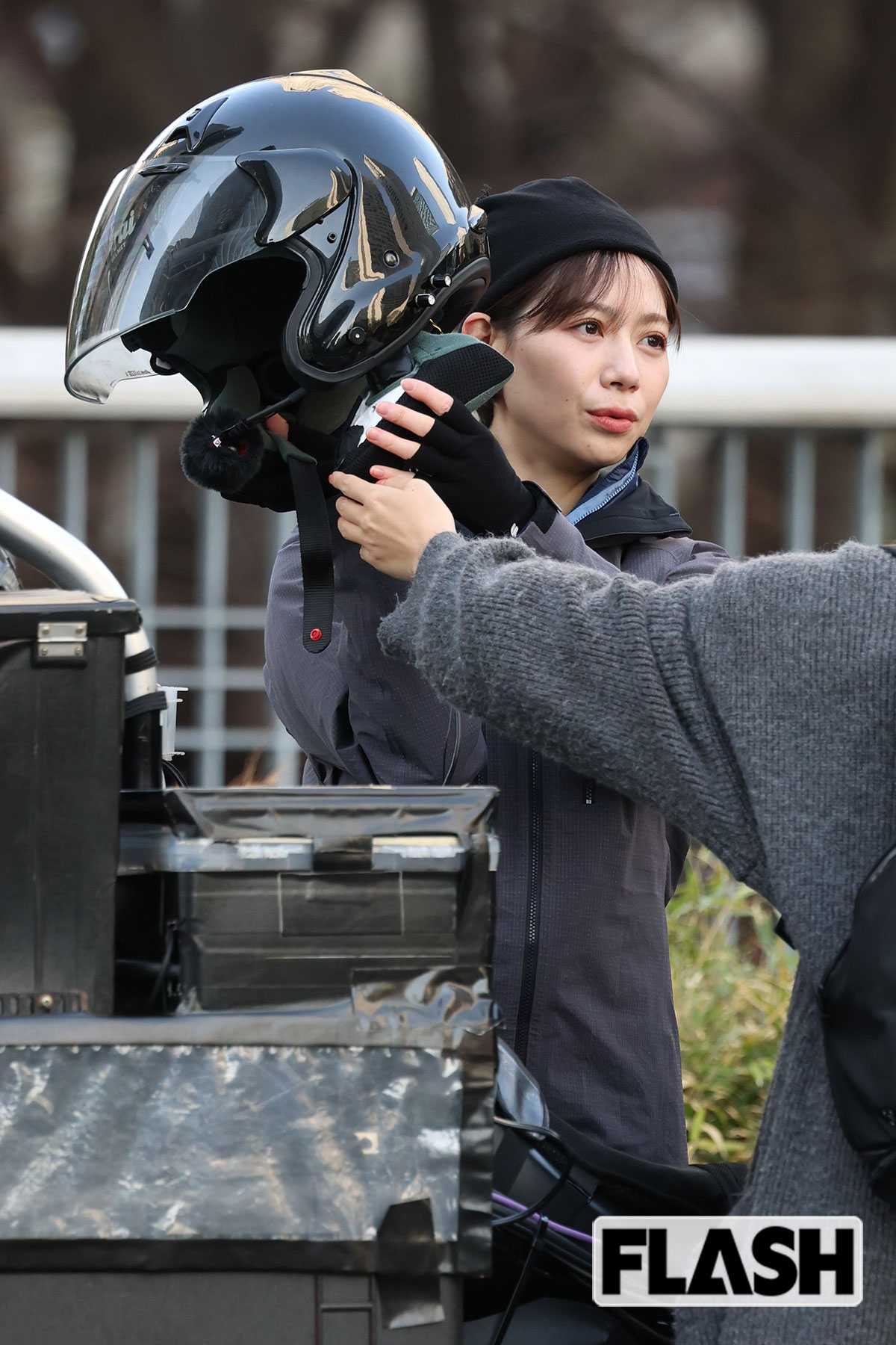 大きなヘルメットを持つ石川みなみアナ