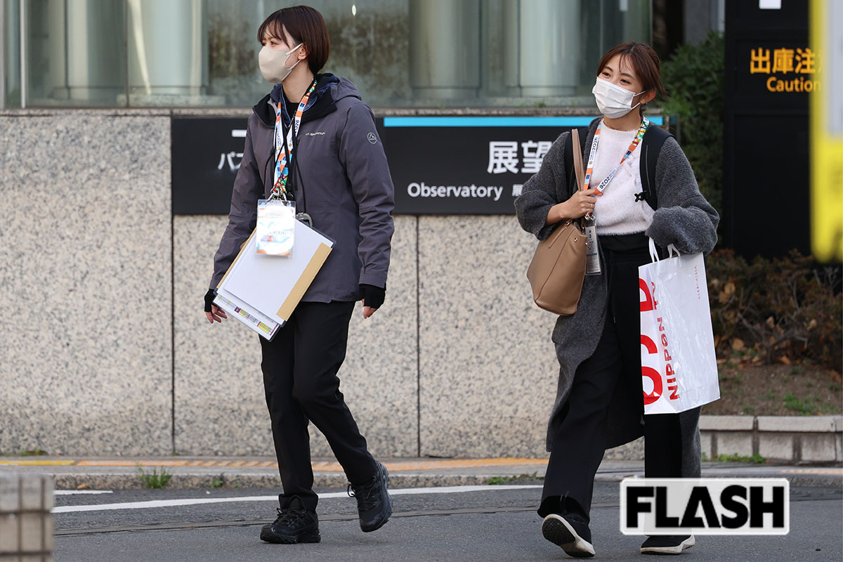 大量の荷物を持つ五十嵐にいかアナと石川みなみアナ