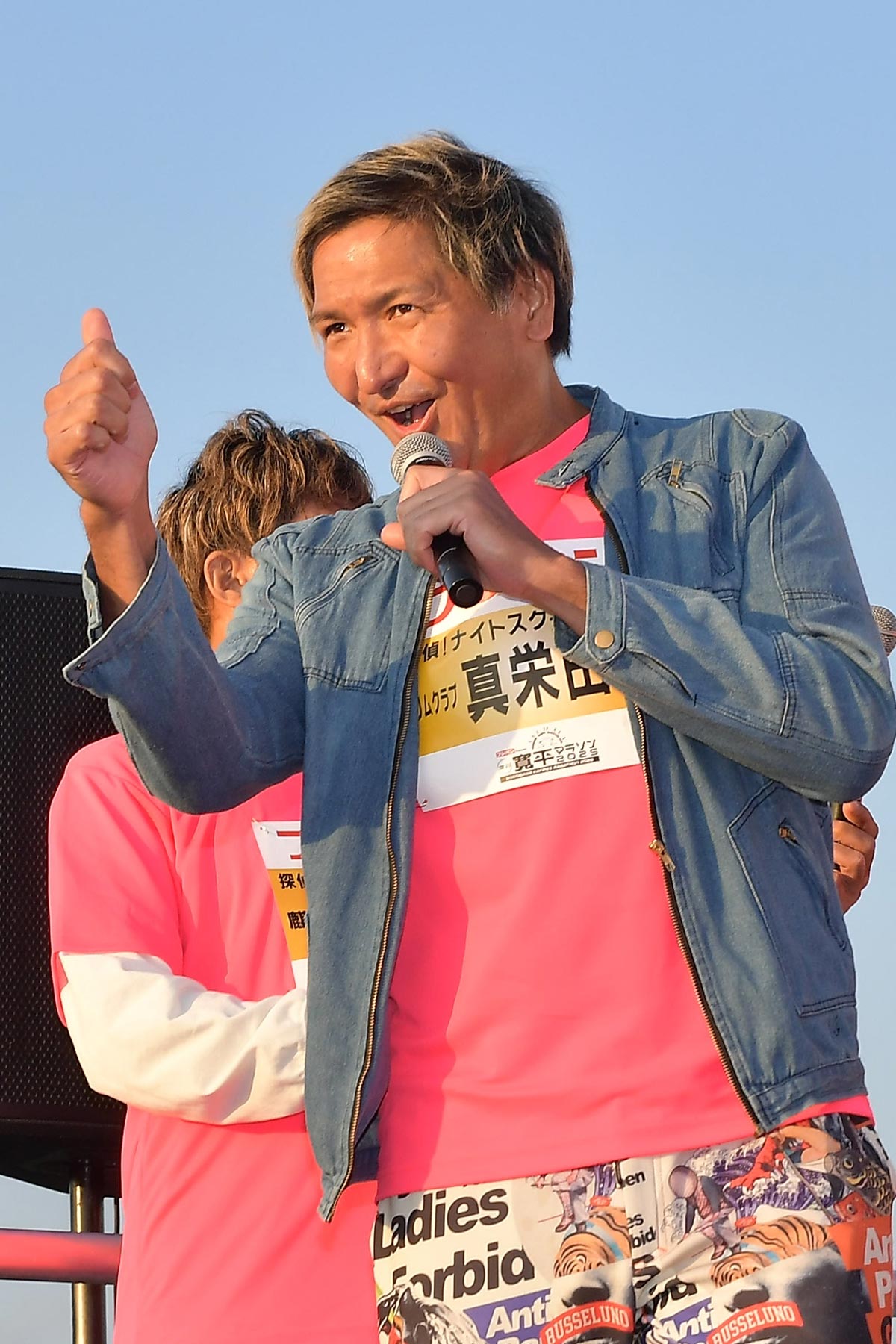 スリムクラブ真栄田賢も参戦…「豚まん」騒動の実業家が飲食店での「ごちそうさま」めぐる投稿でまたも炎上、議論の行方は