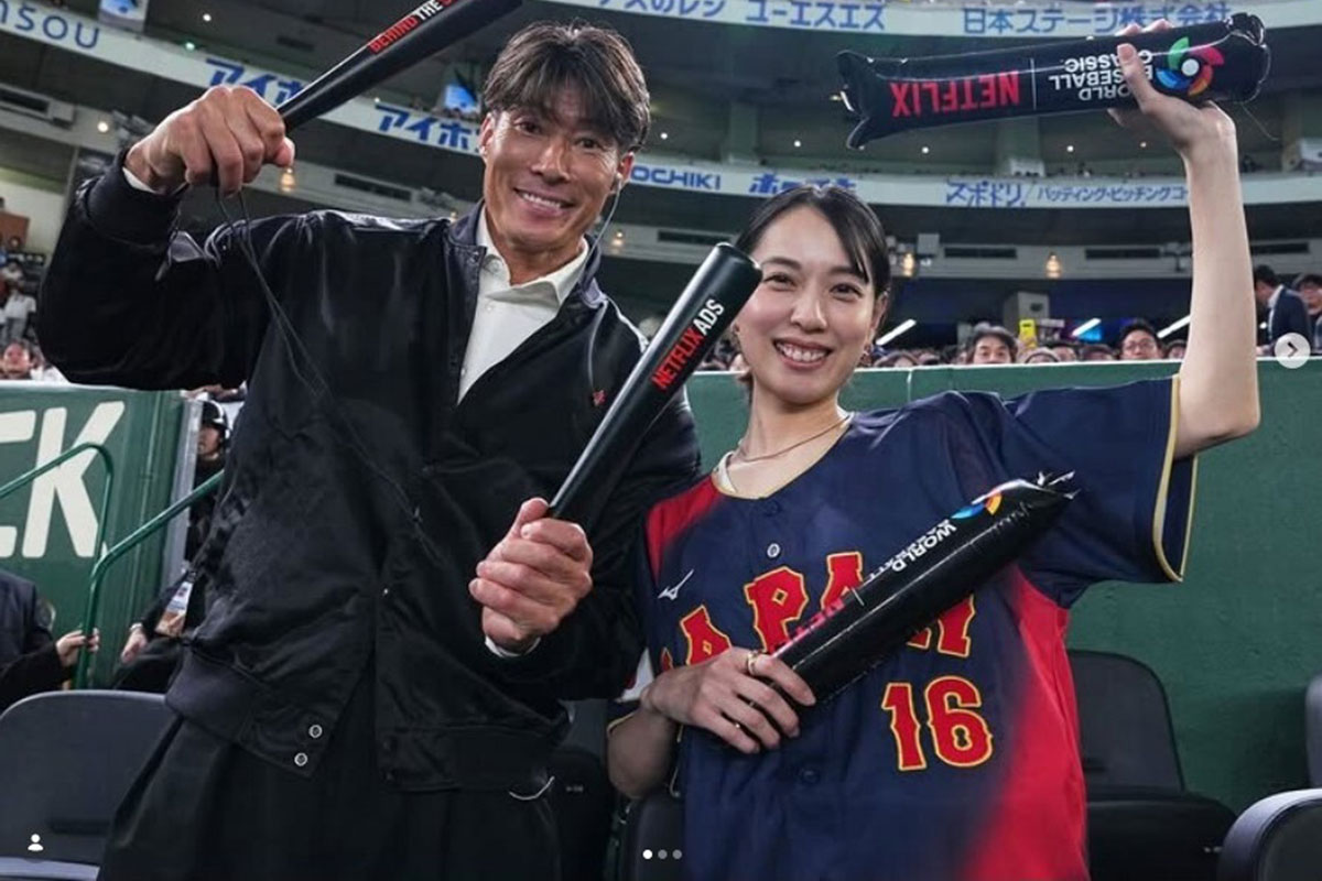 糸井嘉男とのツーショットを披露した戸田恵梨香。カルティエの高額なアクセサリーを身につけている（写真・『Erika Toda Staff』のX「@erikatodastaff」より）