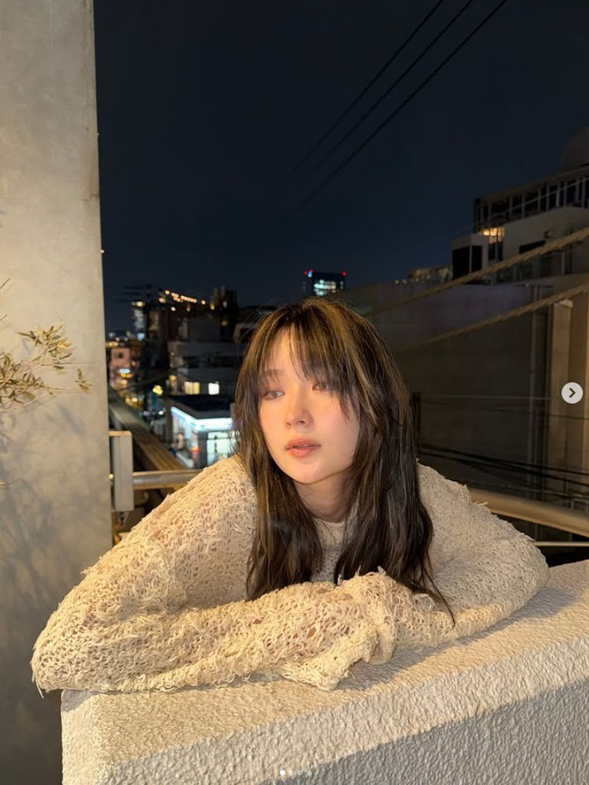 金髪メッシュとカラーコンタクトでがらりと雰囲気の変わった畑芽育（写真・本人Instagramより）