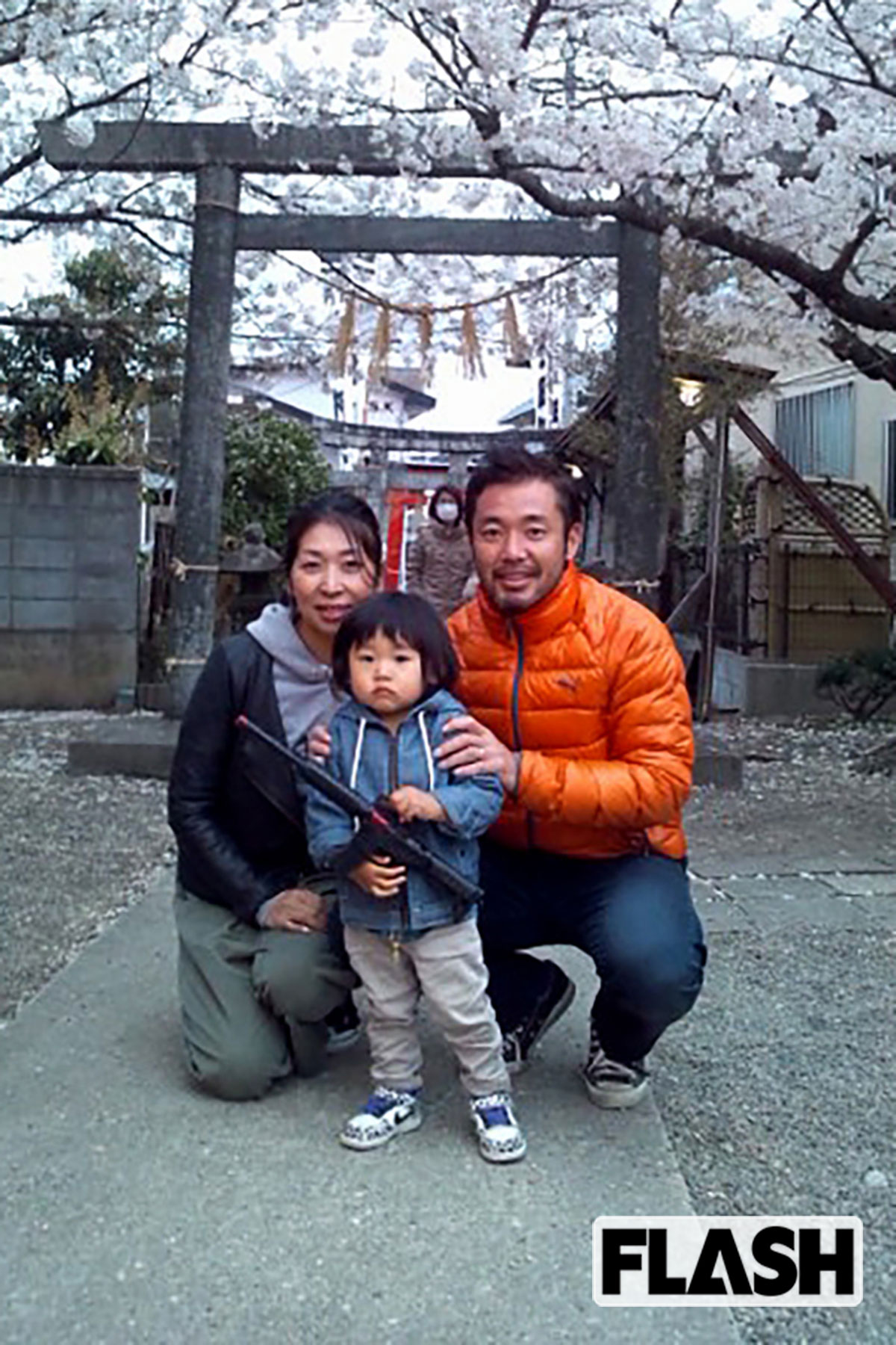 瀬川誠さんと妻、虎さんが2歳のころの3ショット。「家族仲よく、地域の人とともに暮らしてきて今日があると思います」（写真・本人提供）