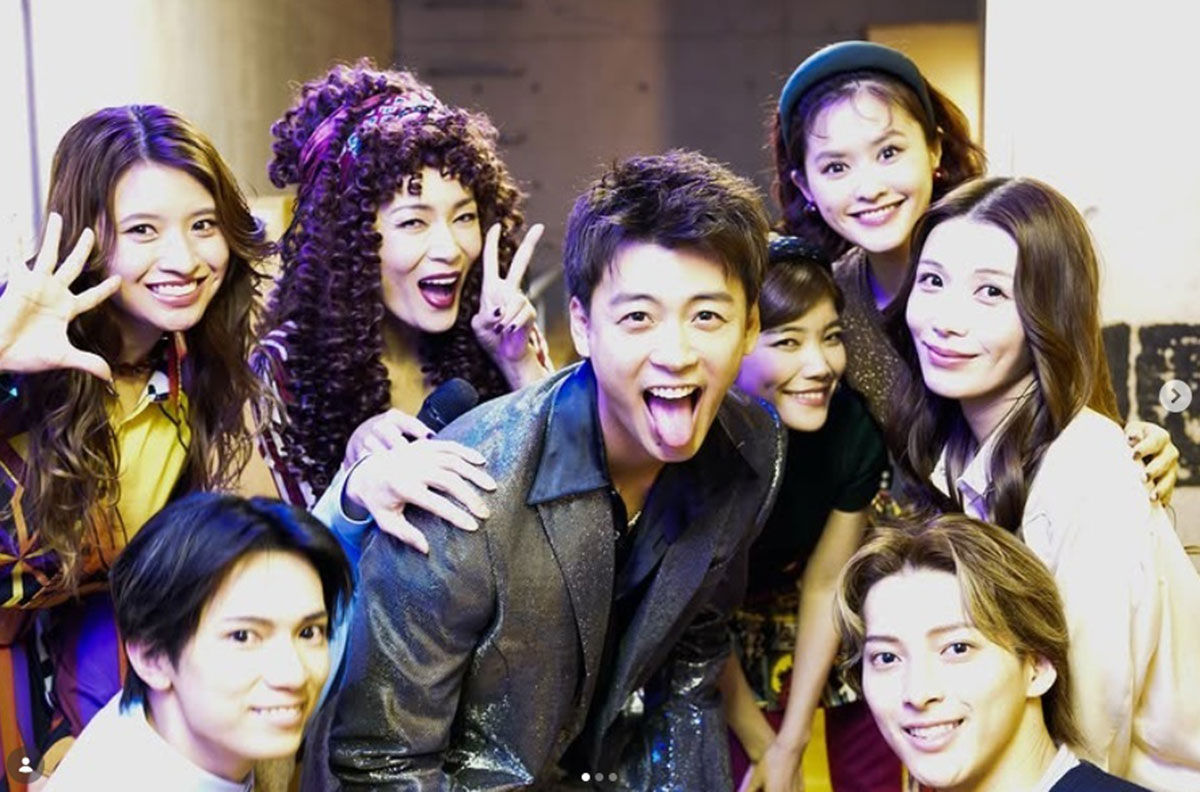 舌を出した竹内涼真。出演者に囲まれた勢いのある写真だ