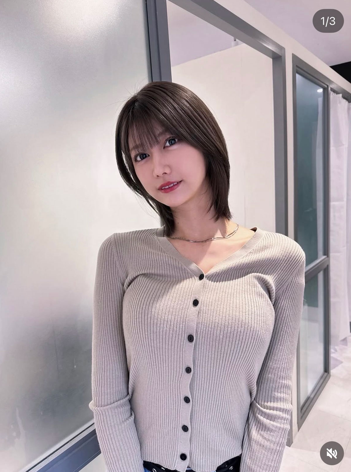 ABEMA専属アナ「9頭身へそ出しルック」にファン衝撃…写真集も話題で、期待集まる “グラビアニーズ”