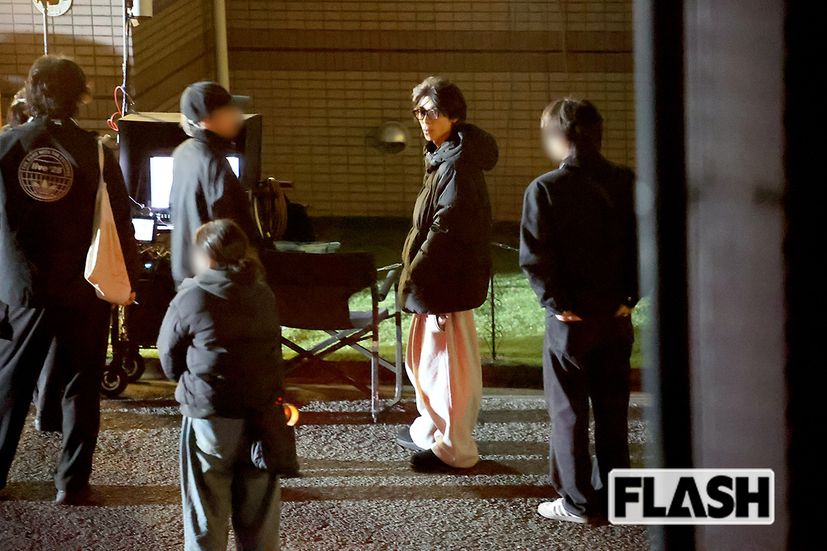 撮影の合間には、スタッフらと綿密にコミュニケーションを取っていた（写真・金谷千治）