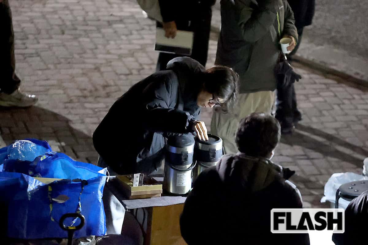 寒空の下での撮影だっただけに、温かい飲み物を飲む様子も見られた（写真・金谷千治）