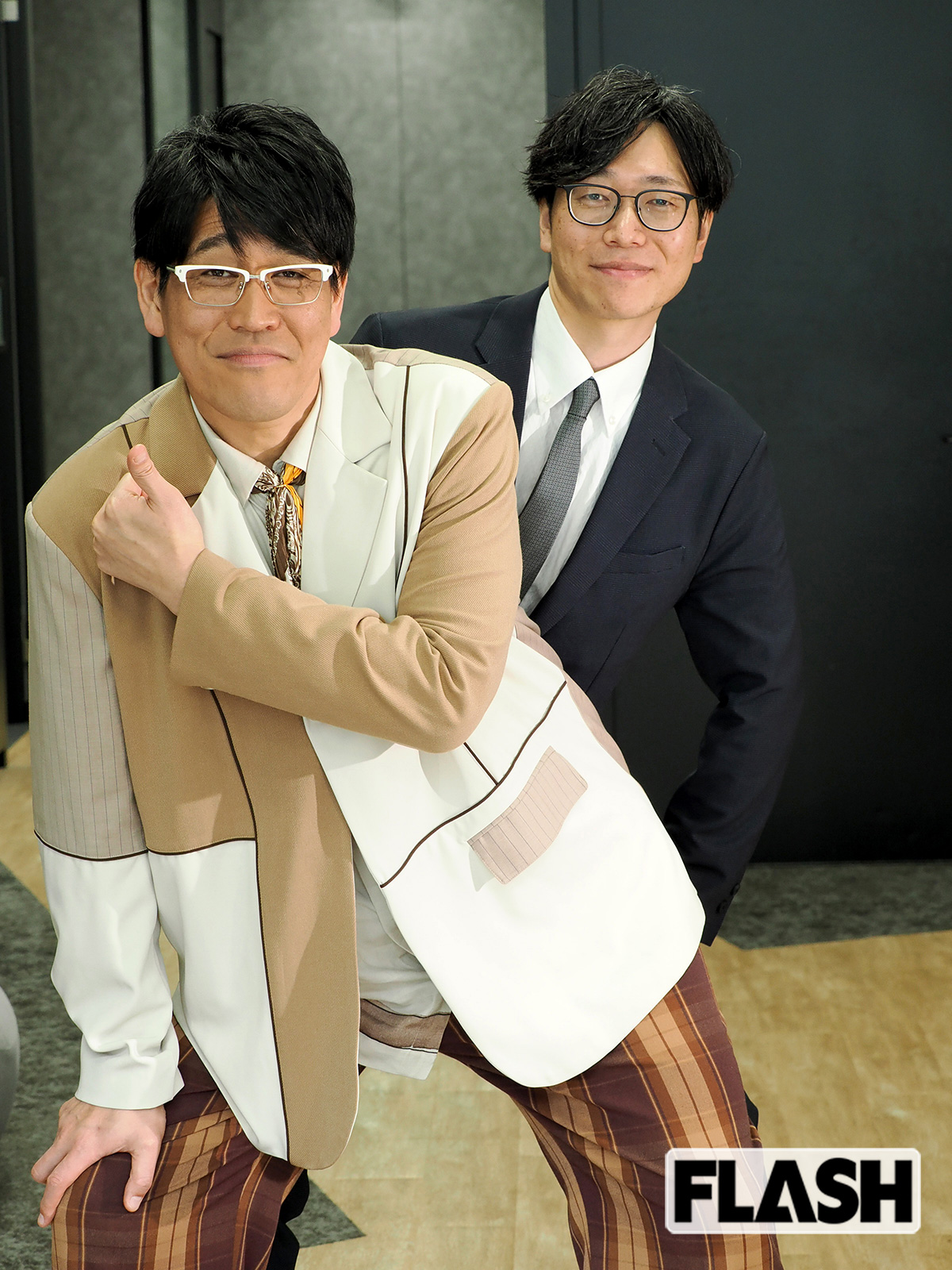 古坂大魔王と、古坂正人さん（写真・保坂駱駝）