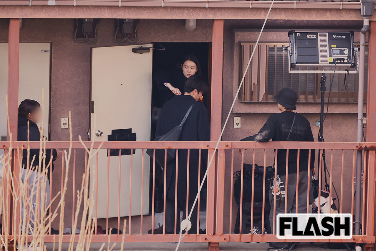 2026年2月、新作ドラマのロケ現場で俳優の間宮祥太朗の襟を直していた飯豊まりえ