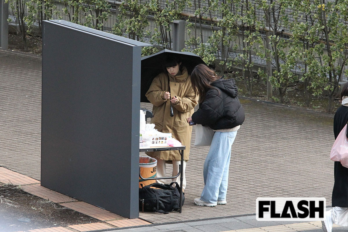 日傘を差しながら、差し入れに頭を悩ませている杉咲花（写真・金谷千治）