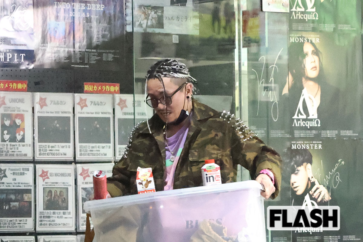 田中聖「家族旅行動画」に “金髪グッチ” のド派手姿で登場…弟・田中樹と…