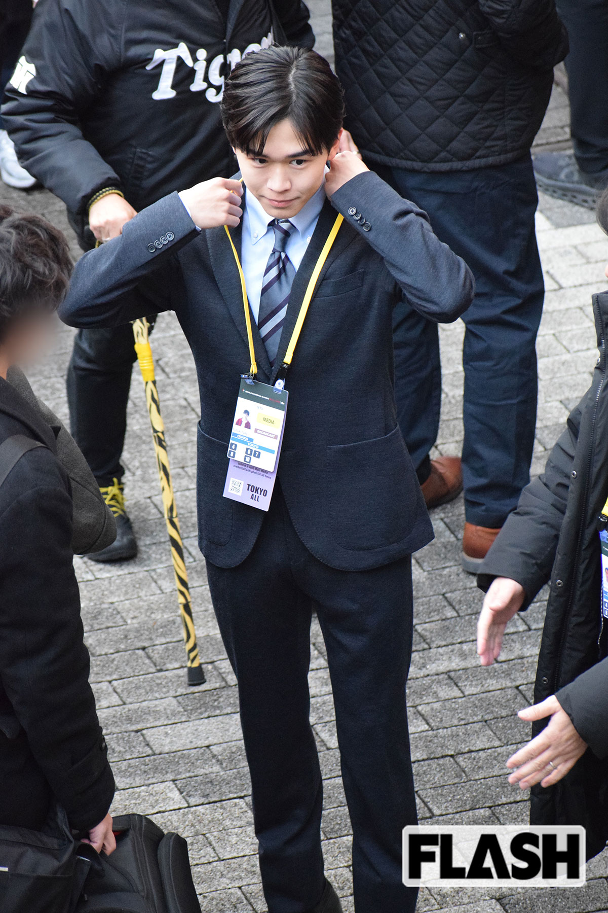 取材用のパスを首から下げる鈴木福