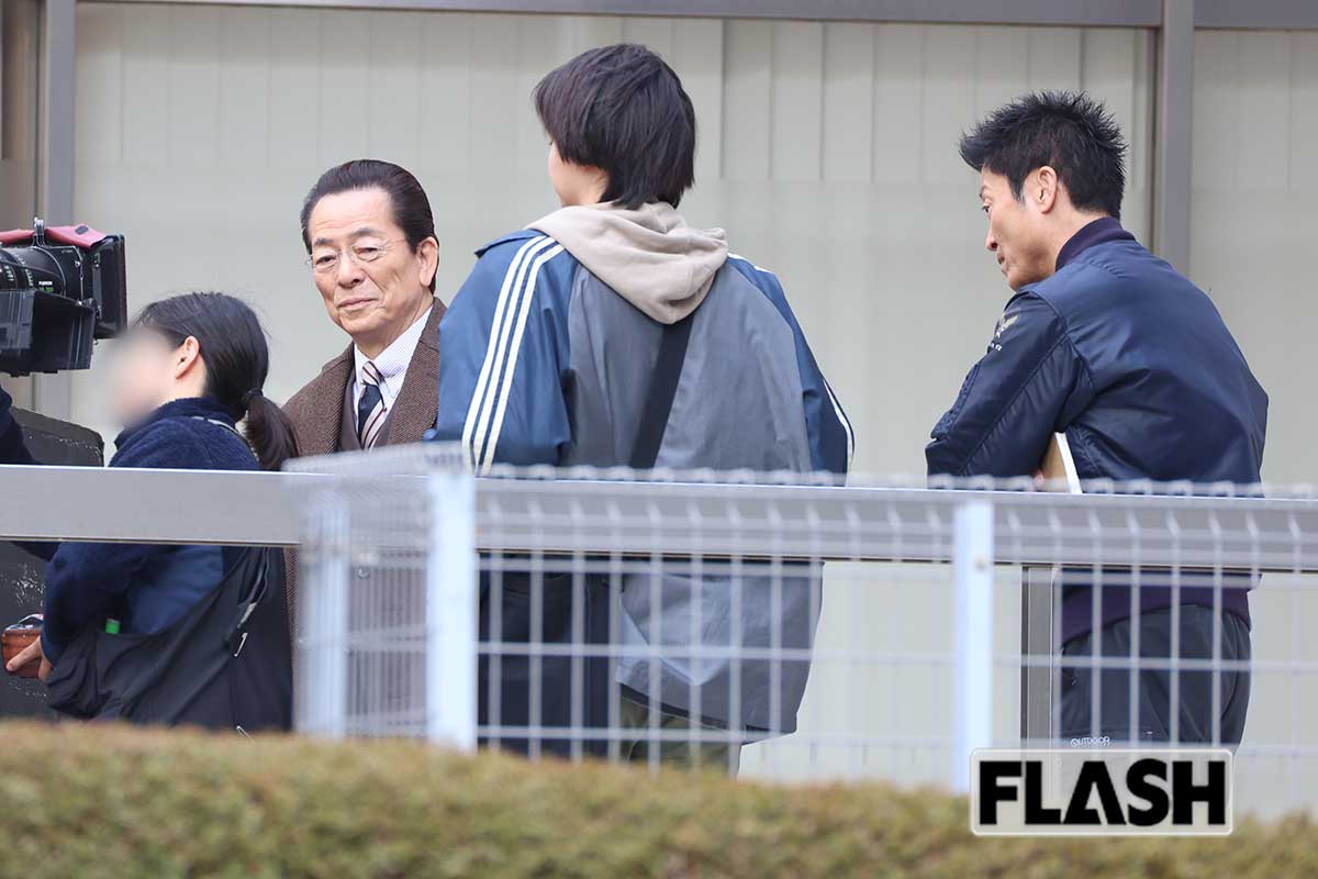 『相棒　season24』のロケをする水谷豊。そばには“相棒”の寺脇康文の姿も