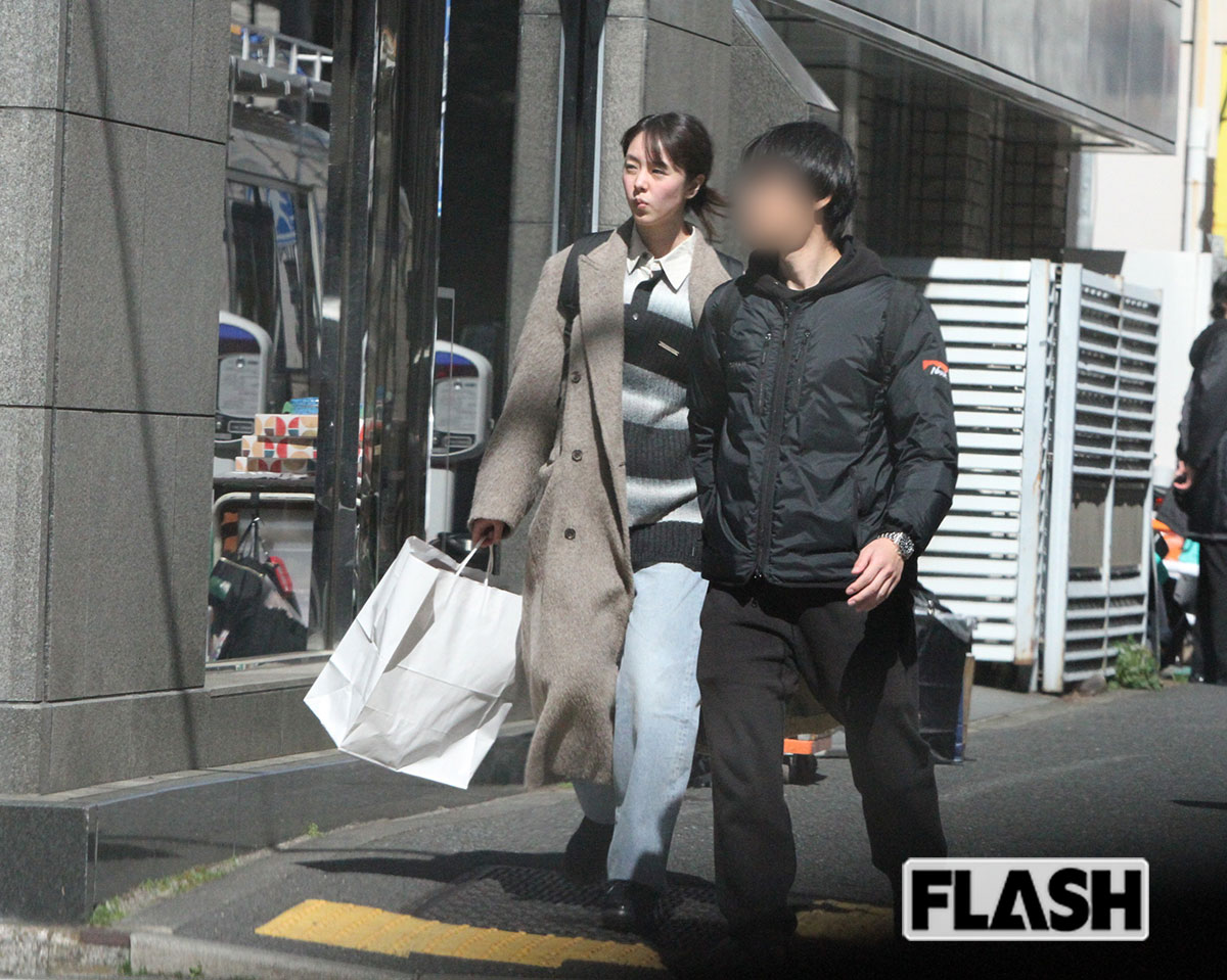 さっそうと撮影現場に入っていく唐田えりか（写真・金谷千治）