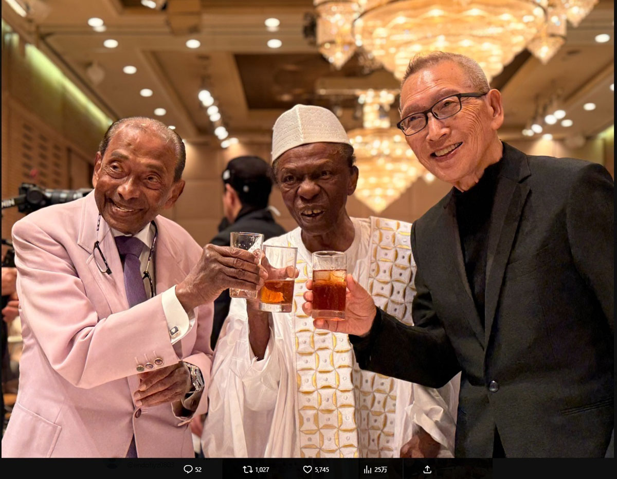 89歳になったウィッキーさん（写真・左）。「ワンポイント英会話」を知る世代から懐かしむ声が寄せられた（写真・ビートきよしのXより）