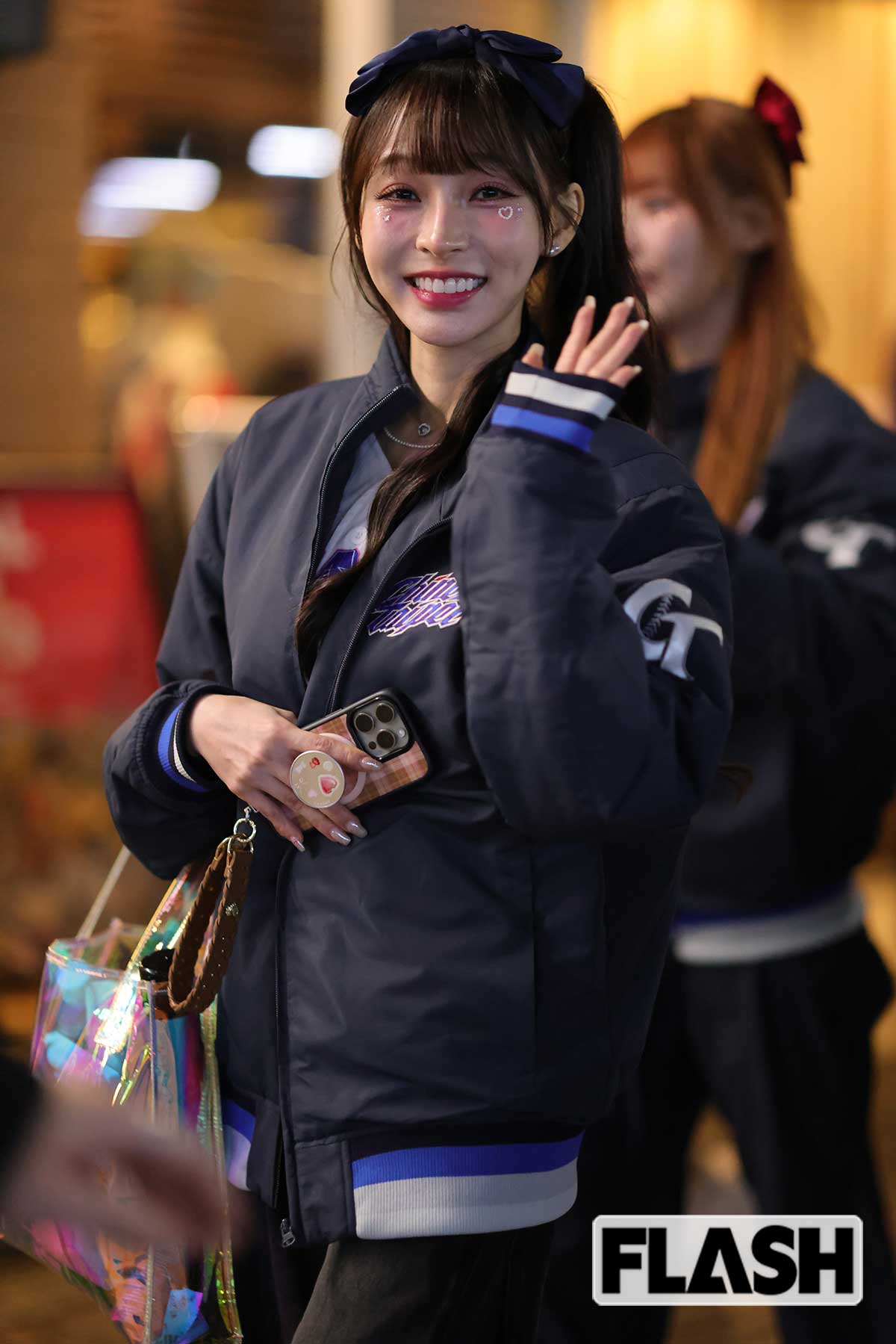 出待ちをしていたファンに応える人気台湾チアガールのリンシャン