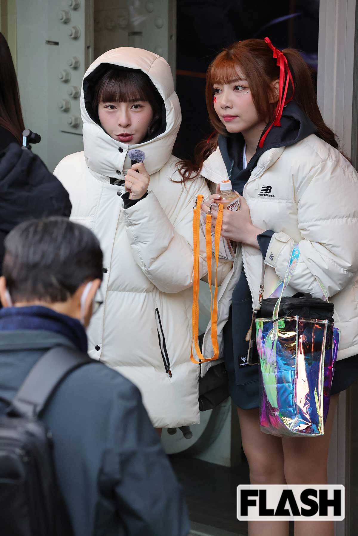 ファンとやりとりする台湾チアガールのメンバー