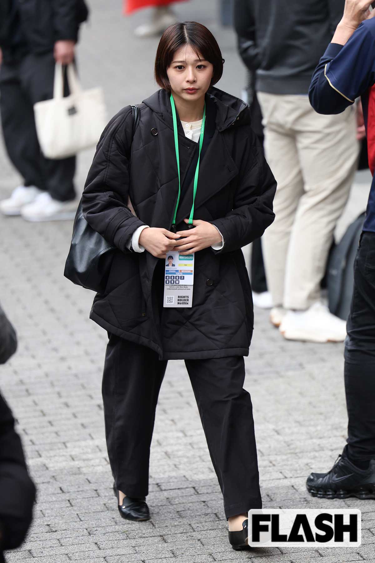 真剣な表情の山本里咲アナ