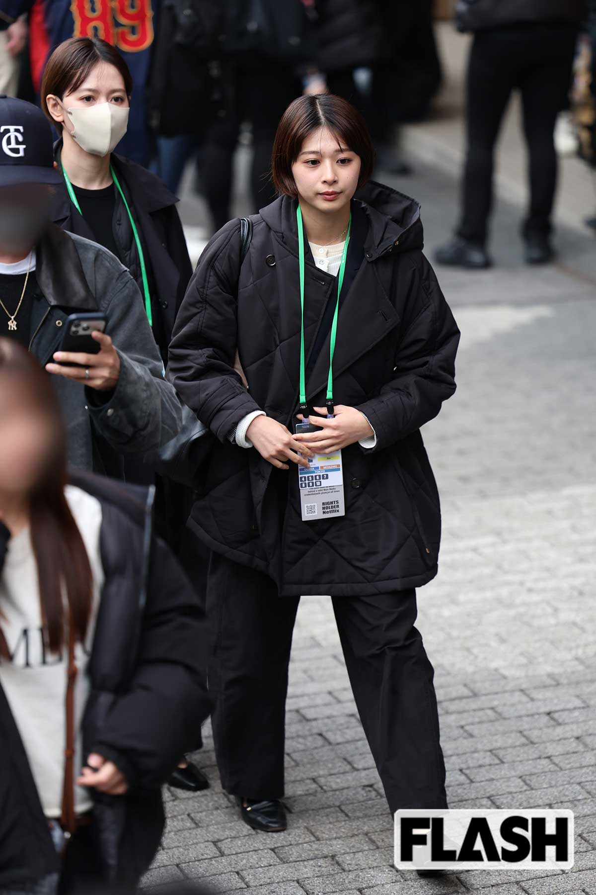 山本里咲アナの後ろを歩く石川みなみアナ