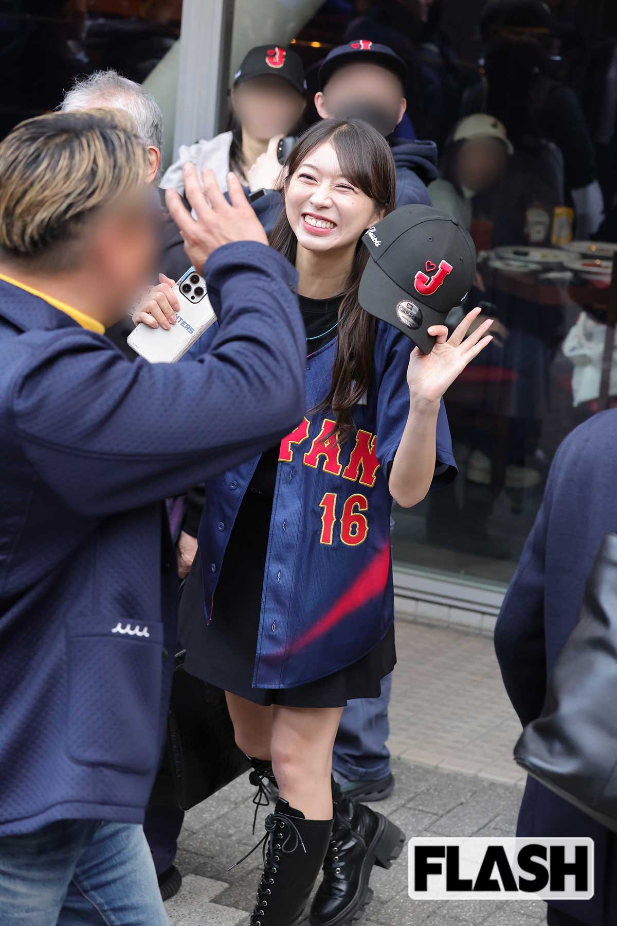 関係者と挨拶をする牧野真莉愛