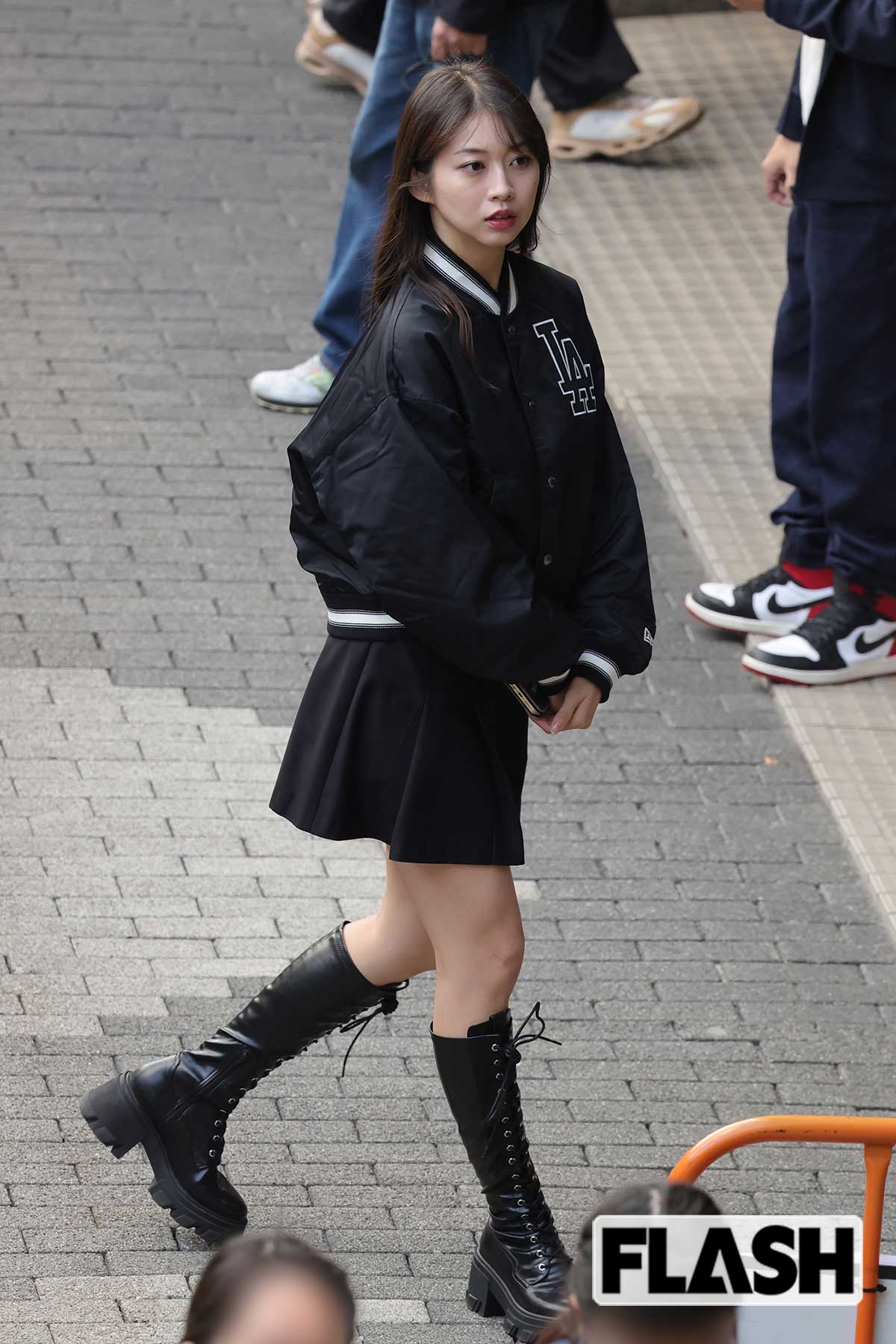 ミニスカ姿の牧野真莉愛