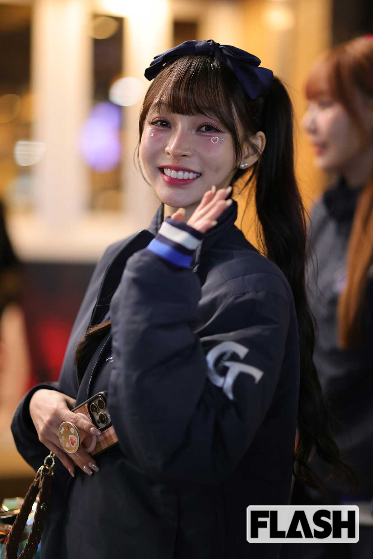 カメラ目線で手をふるリンシャン