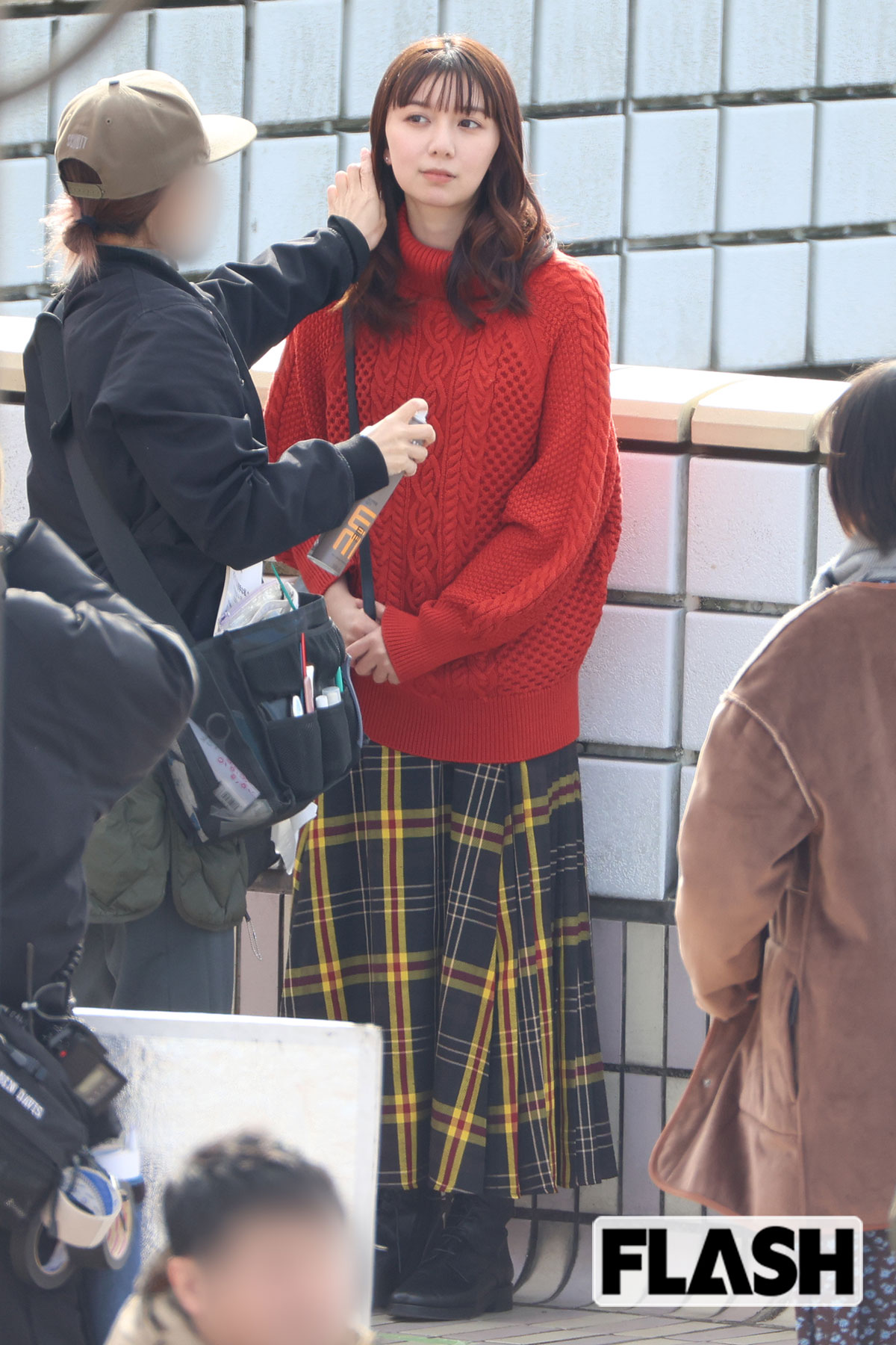 髪型を直してもらう上白石萌歌