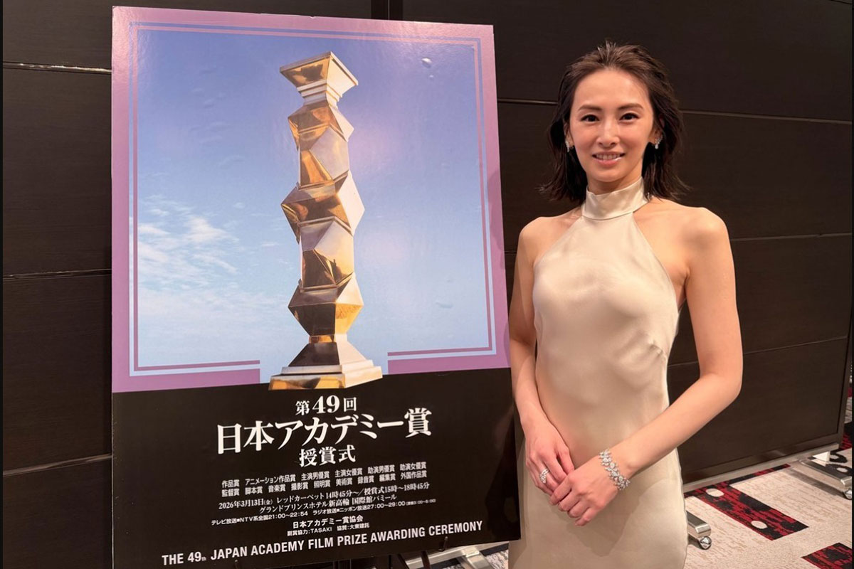 ヌードベージュのドレスを着た北川景子。肋骨が浮き出たようなボディラインにファンから心配の声が集まっている（写真・日本アカデミー賞協会の公式Xより）