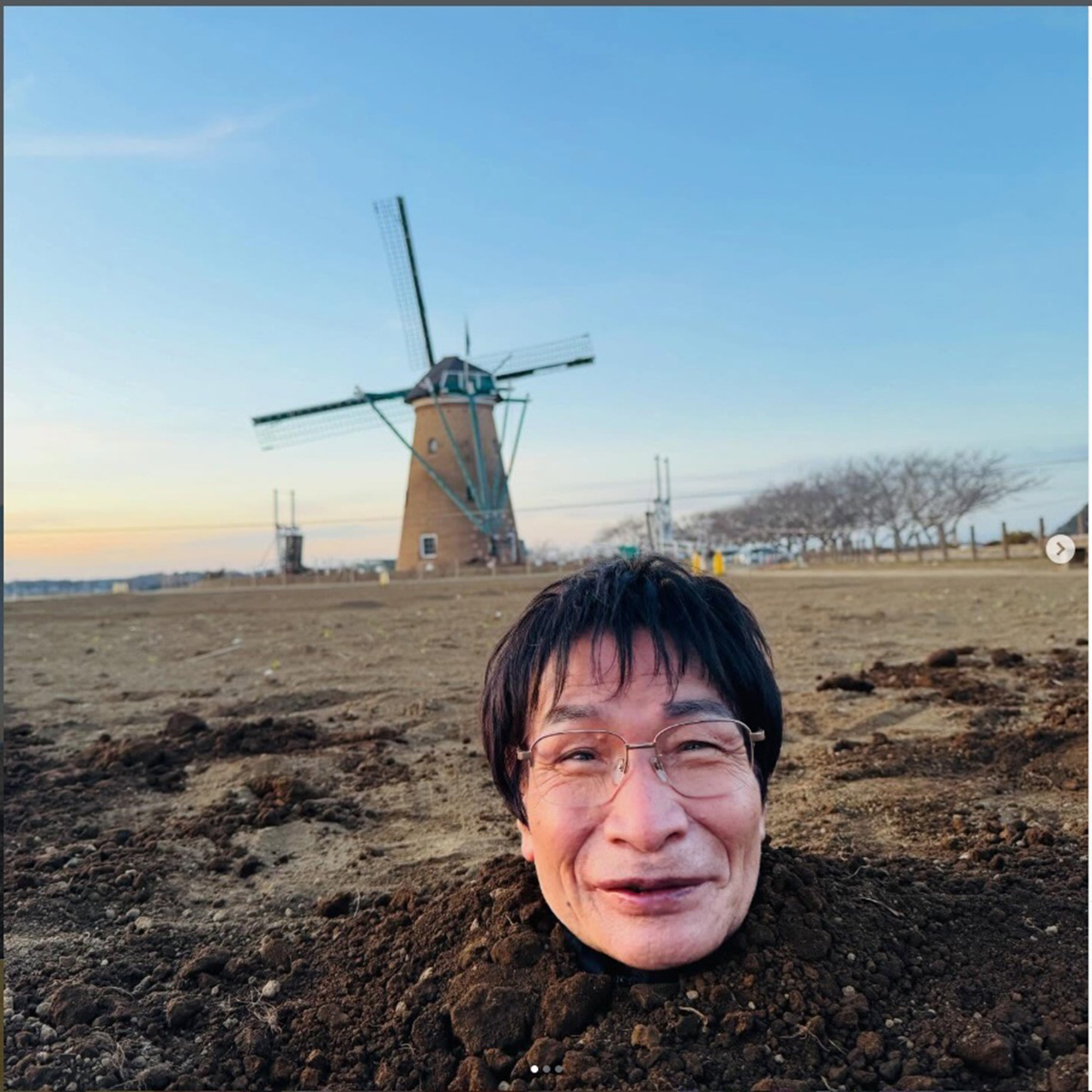 首以外のすべてを土に埋められた尾木ママ。衝撃的な写真としてSNSで一気に拡散されている（写真・本人Instagramより）