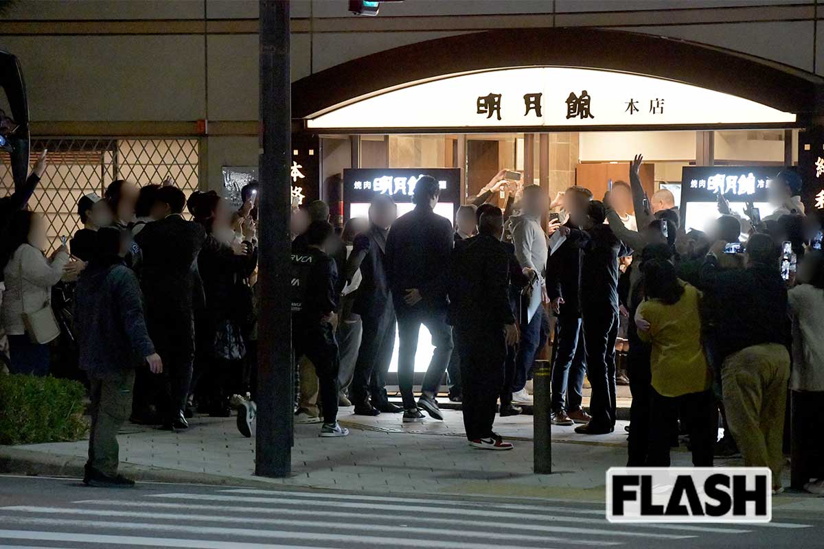 2月26日、スマホを掲げた多くのファンの歓声を浴びながら、『明月館』に入店する大谷翔平